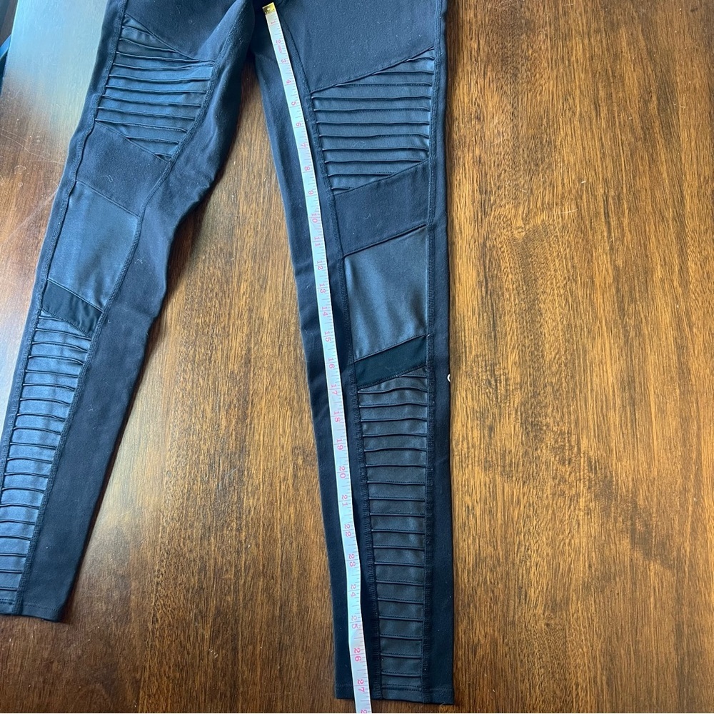 Alo Moto Leggings Black assuming XS/S - Used Condition - Picture 2 of 5